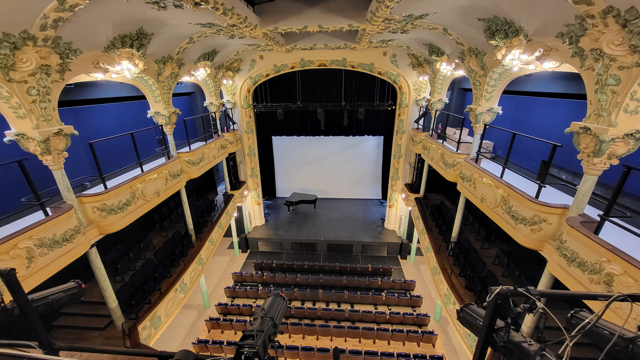 NEXO ID84 column speakers respect the charm of a historic French variety theatre