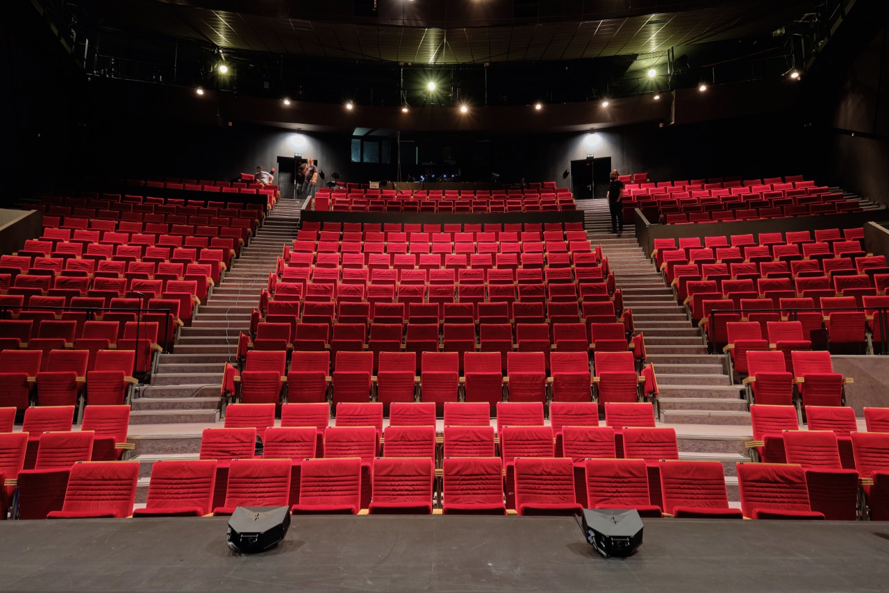 パリの劇場に10インチラインアレイとPlusポイントソースが導入されました。