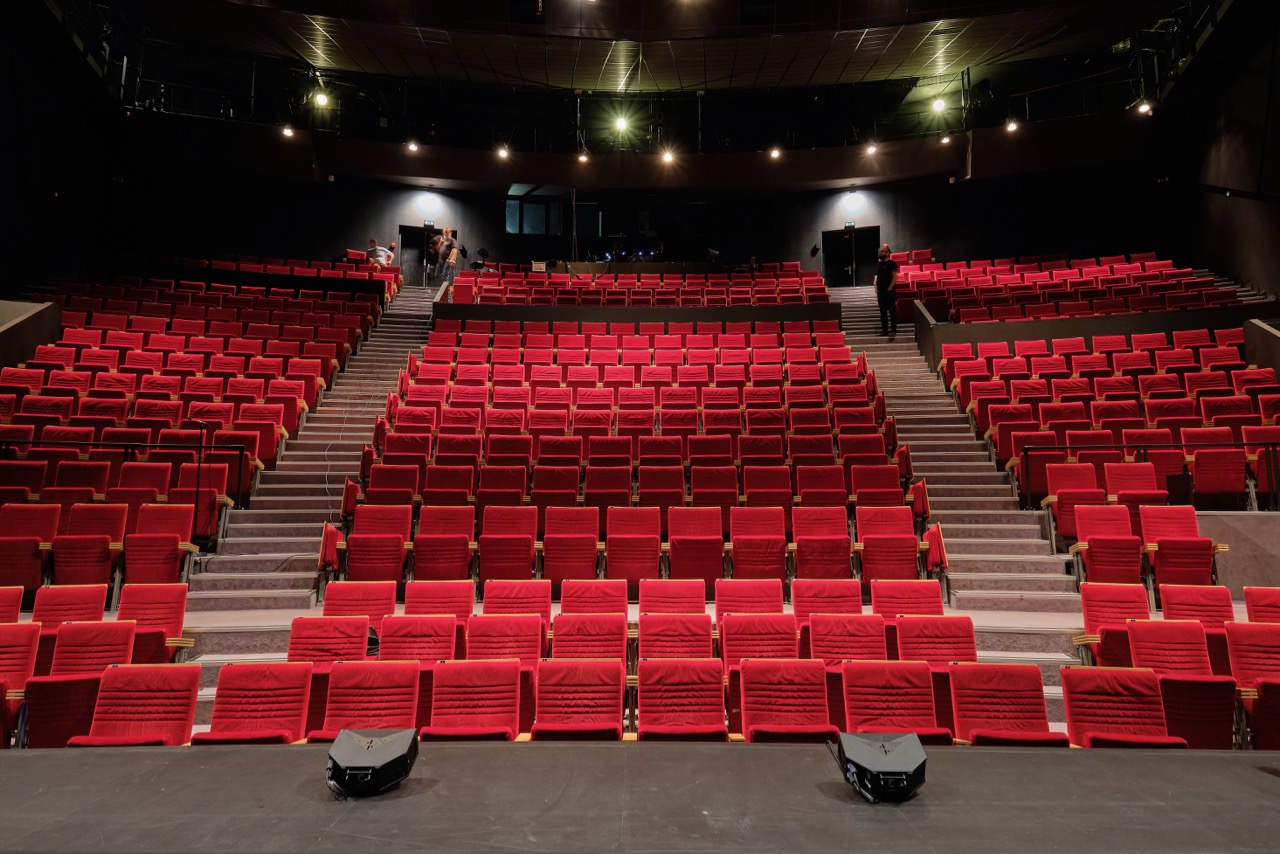 10” LINE ARRAYS AND P+ POINT SOURCE FOR PARIS THEATRE