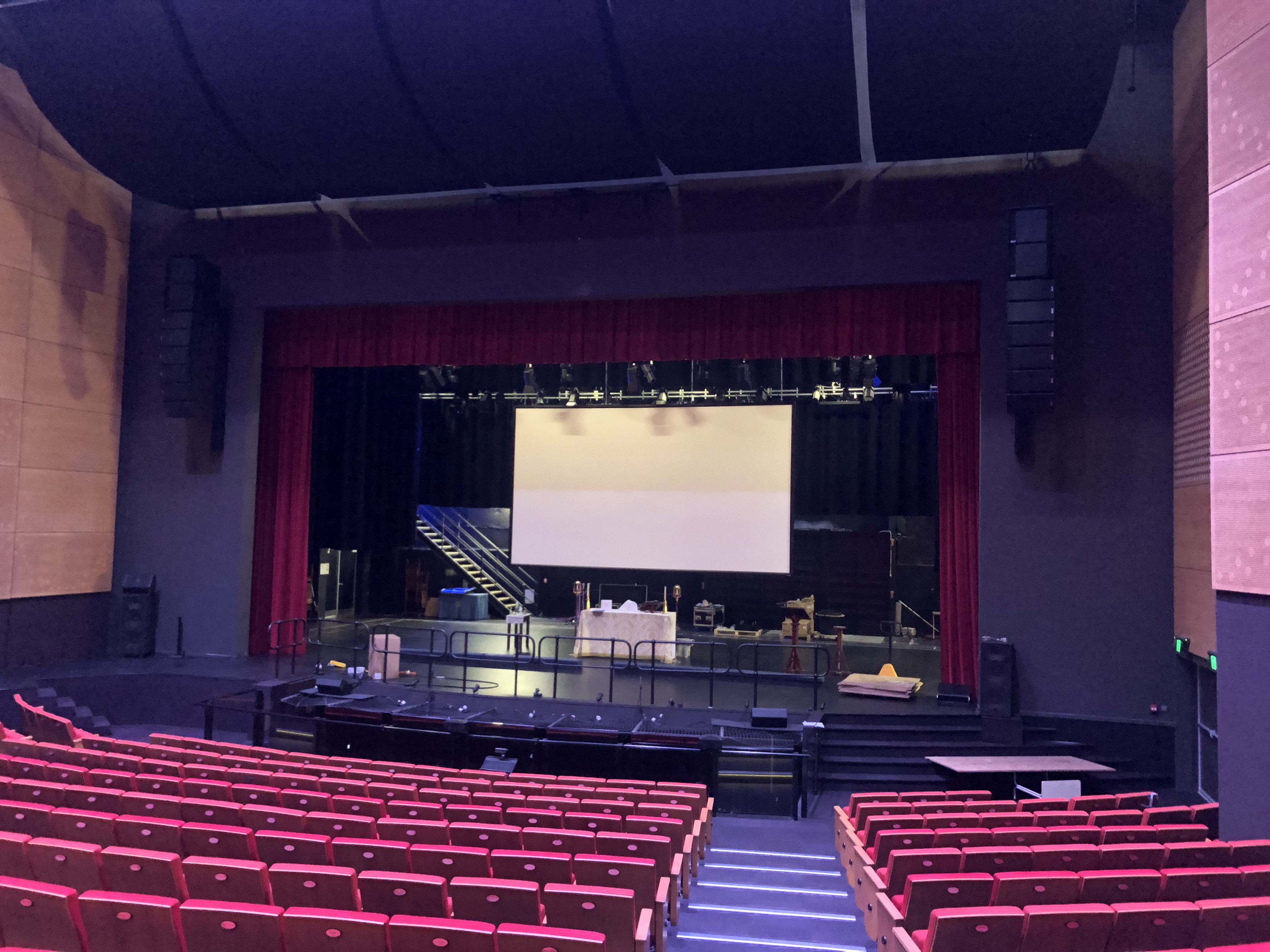 900-SEAT THEATRE GAINS CLARITY WITH GEO S12 LINE ARRAY