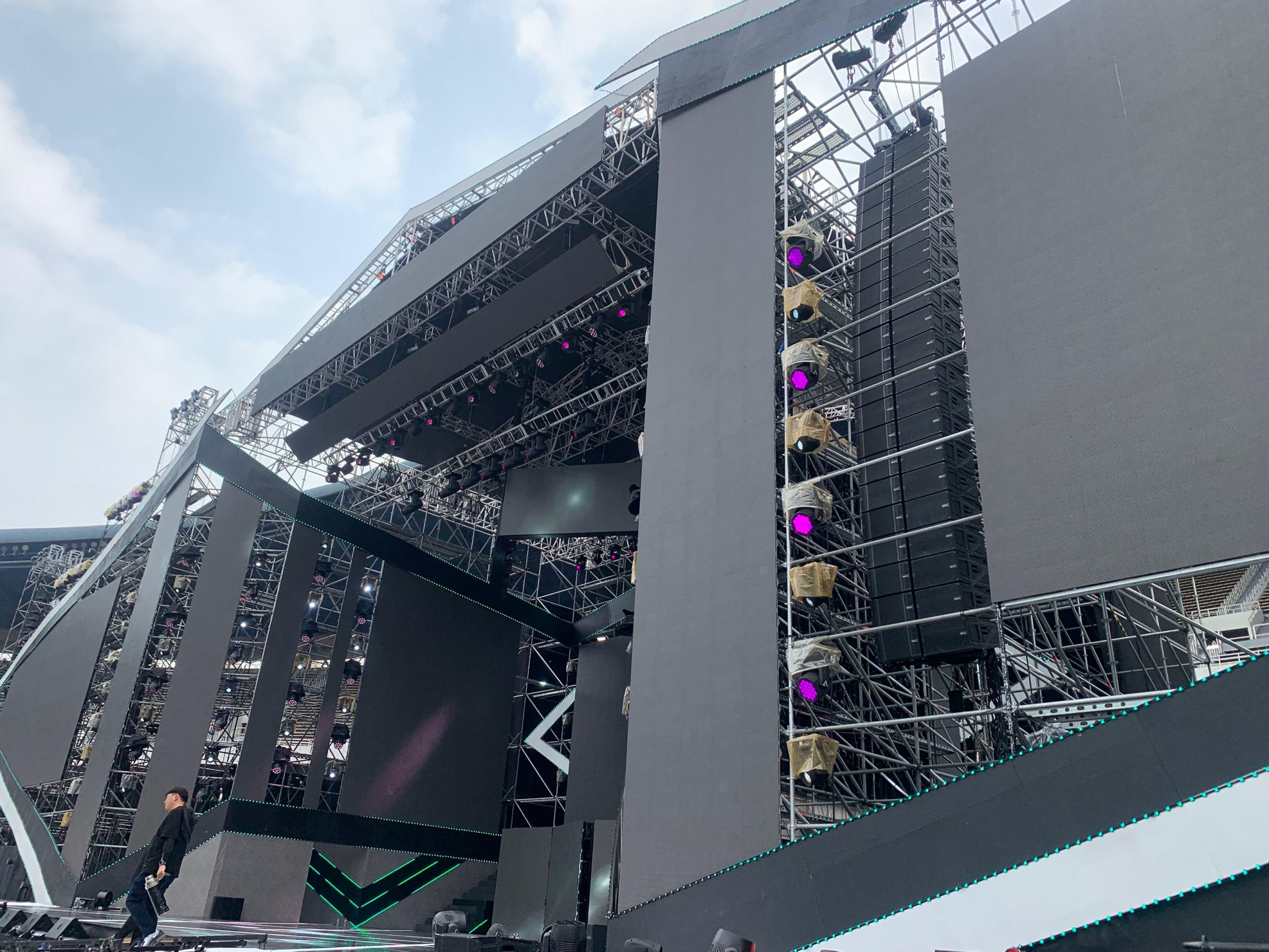 韓国のオリンピックスタジアムで開催されたK-POPコンサートにNEXO STMとGEO Mが採用されました