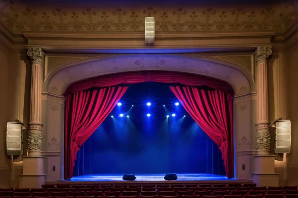 GEO M10 STAGESIDE IN DUTCH THEATRE