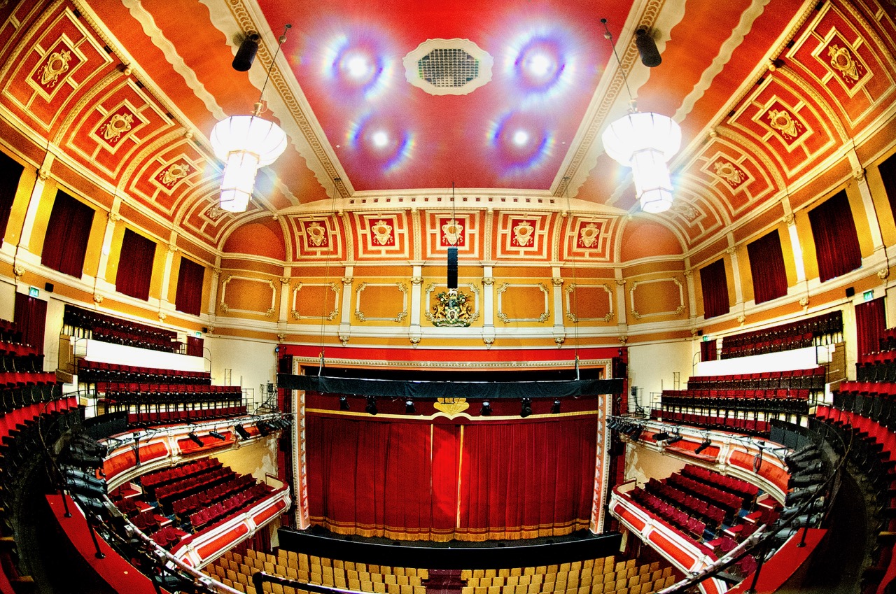 GEO M6 COMPACT LINE ARRAY FOR 1500-SEAT VICTORIA THEATRE