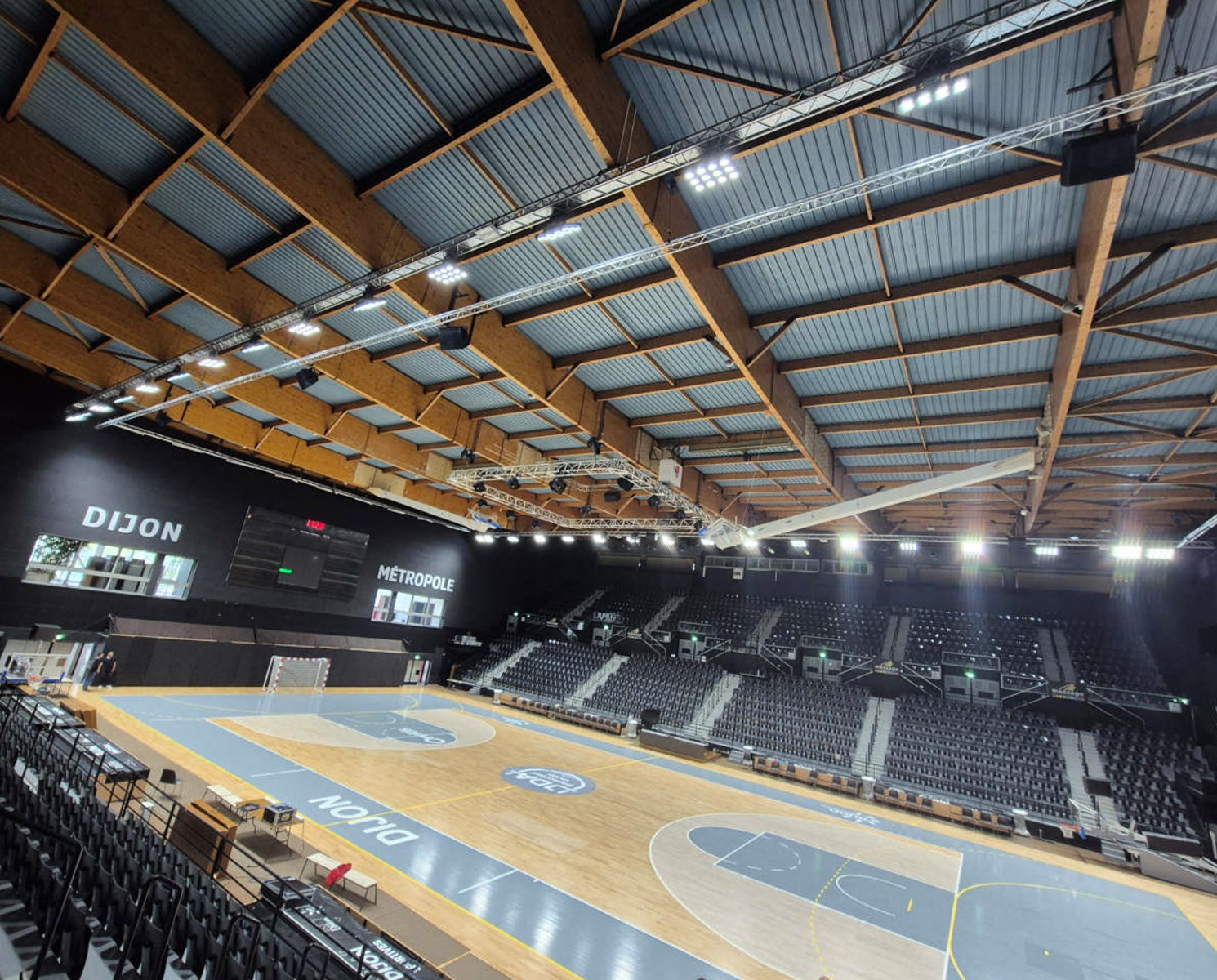 No subs required for a NEXO P+ installation at the Dijon Palais des Sports
