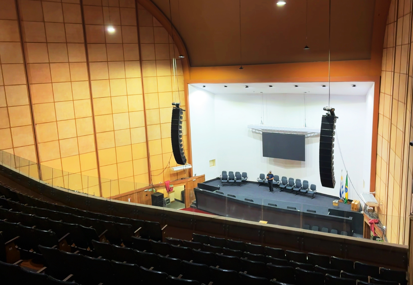 NEXO GEO M12 brings consistent coverage to three levels at the Deus É Amor Church in Montevideo