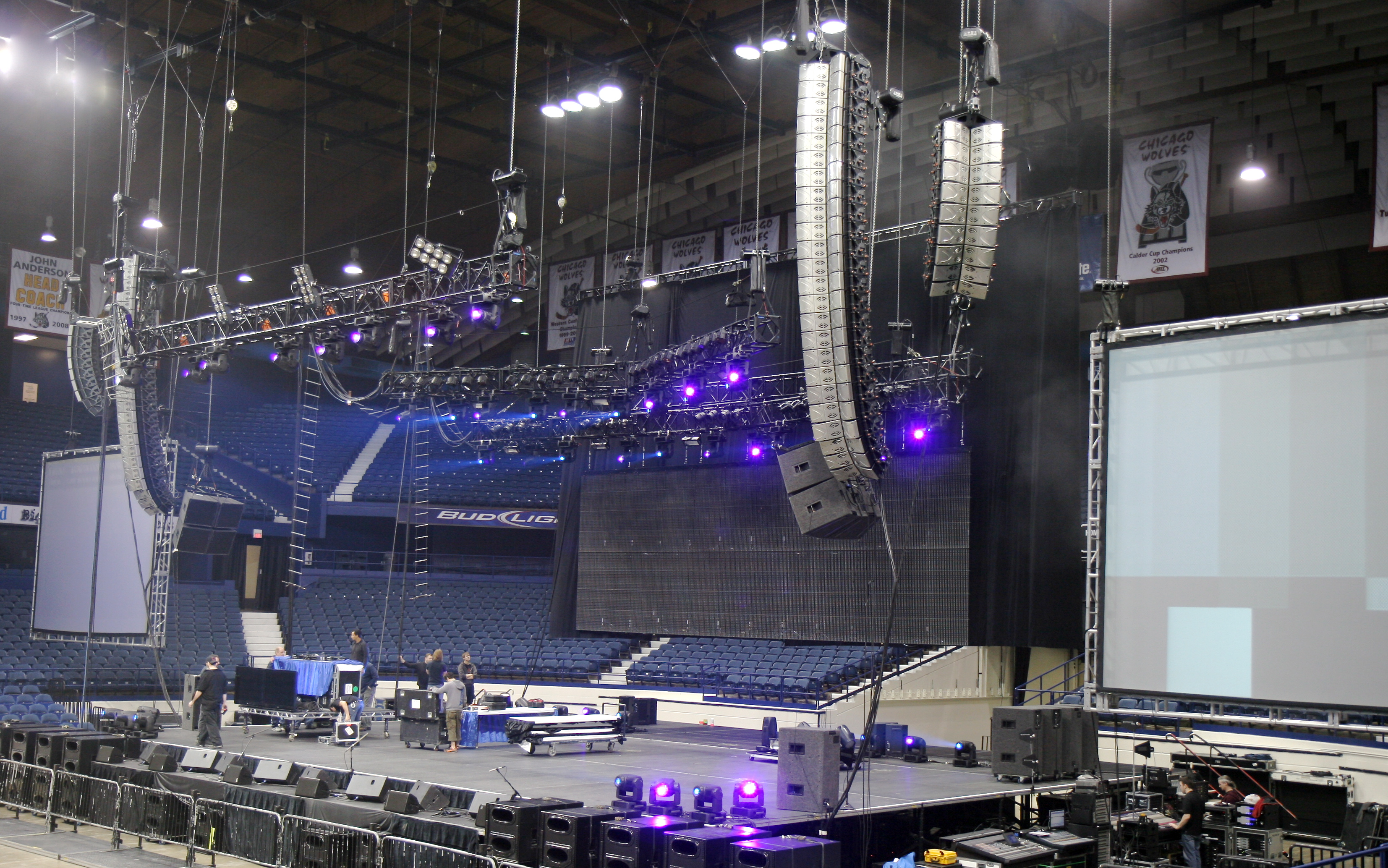 FANTABULOSO GEO T STORMS CHICAGO’S ALLSTATE ARENA