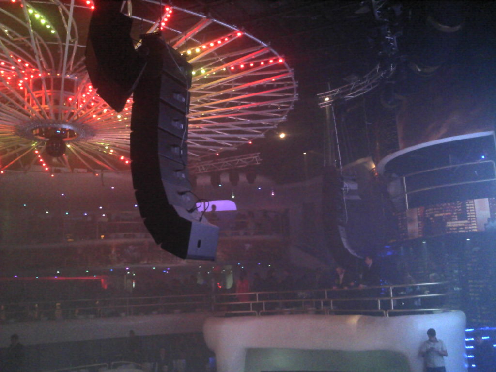 2000-CAPACITY SUPER-CLUB IN MEXICO GOES GEO S
