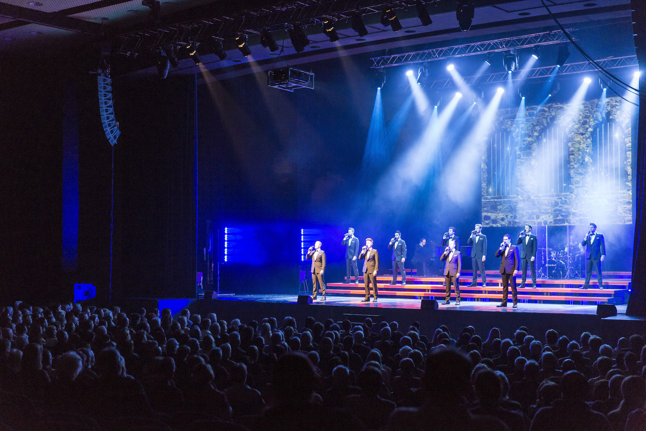 STM M28 ON TOUR WITH THE TEN TENORS